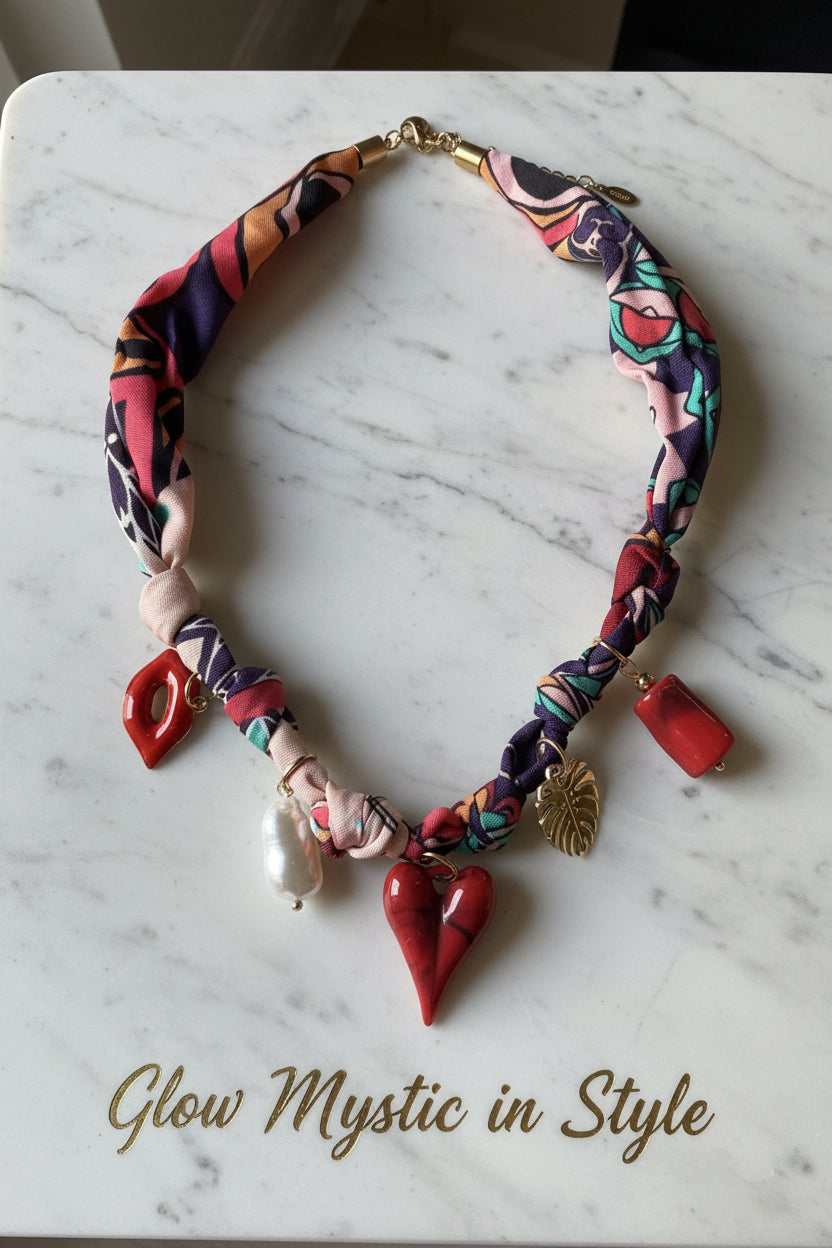 Boho Choker met Kleurrijke Stoffen Band & Mystieke Charms – RVS Goud