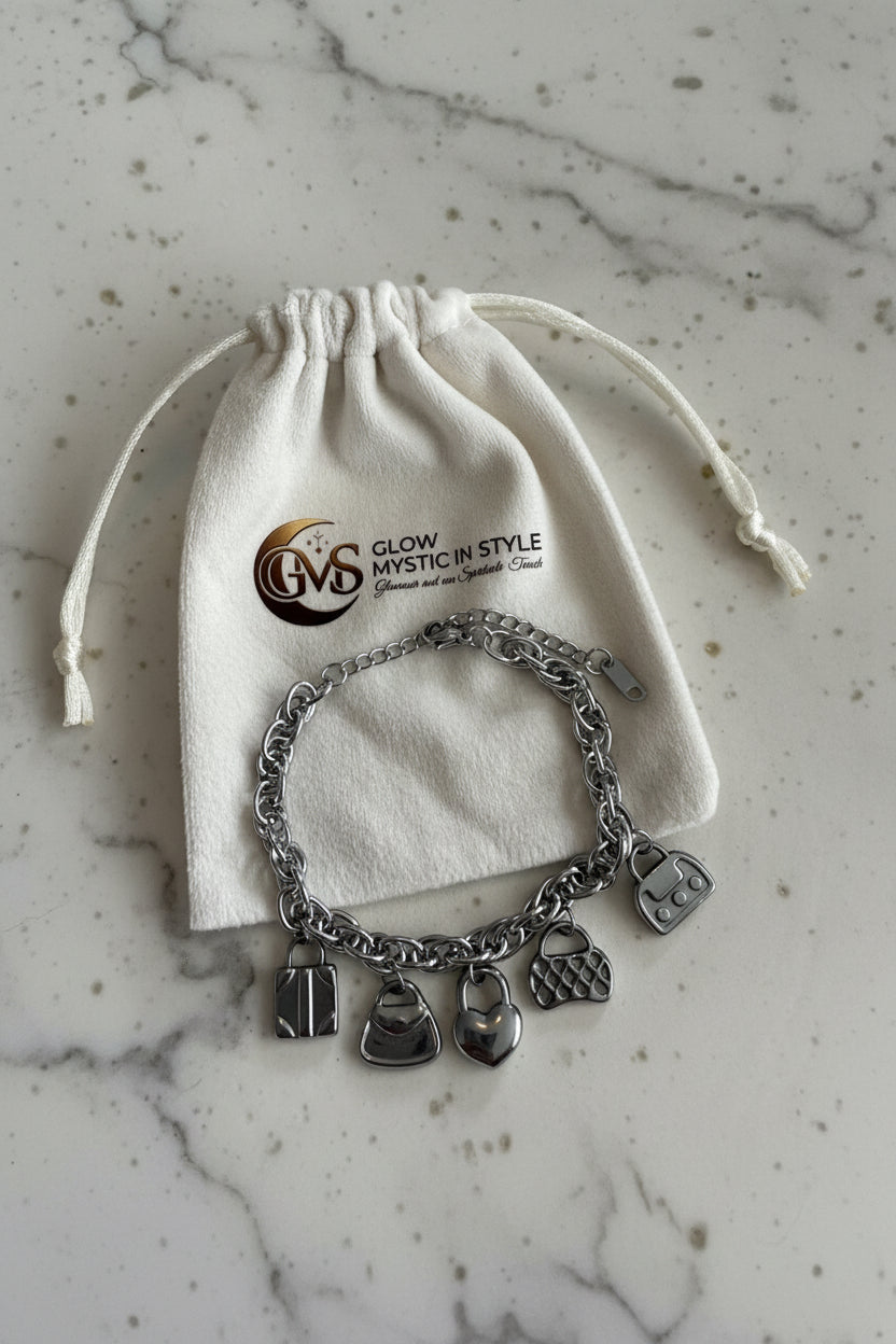 Trendy zilveren bedelarmband van waterproof RVS liggend op een wit Glow Mystic in Style sieradenzakje op een luxe marmeren plaat.