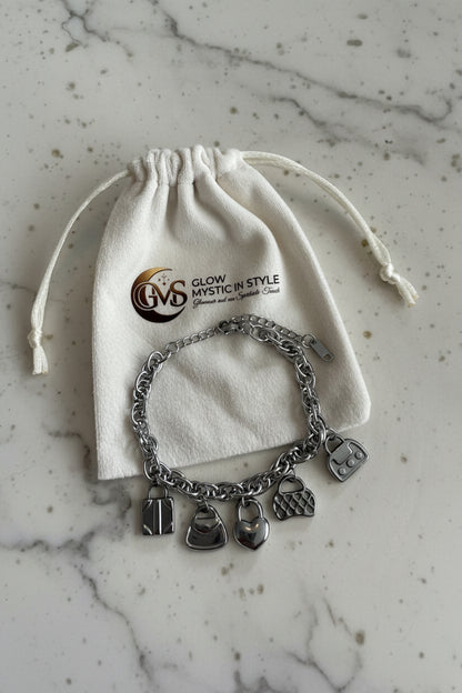 Trendy zilveren bedelarmband van waterproof RVS liggend op een wit Glow Mystic in Style sieradenzakje op een luxe marmeren plaat.