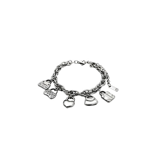 Zilveren stainless steel bedelarmband met gedetailleerde tasjes-bedeltjes en een hartje op een heldere witte achtergrond van Glow Mystic in Style.