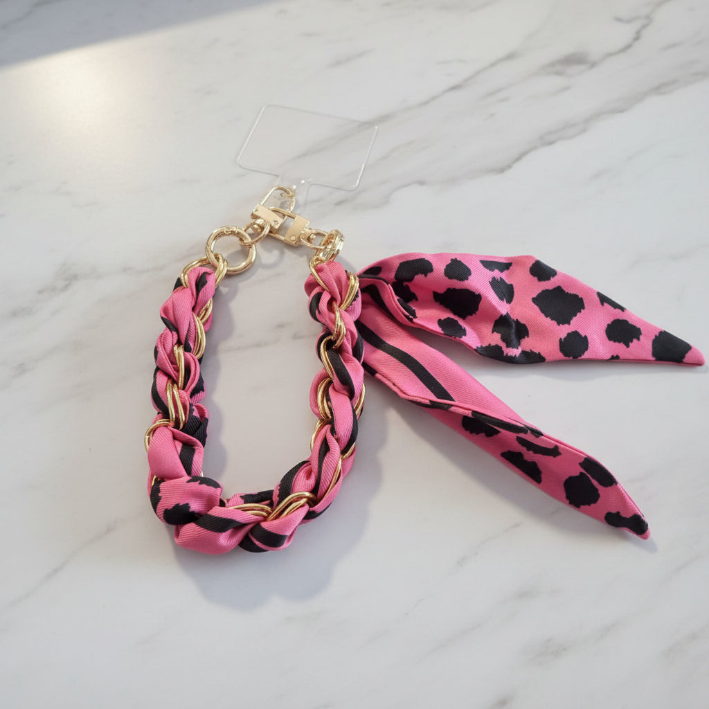 Telefoonkoord met een fuchsia roze kleur gepresenteerd op een marmeren achtergrond.