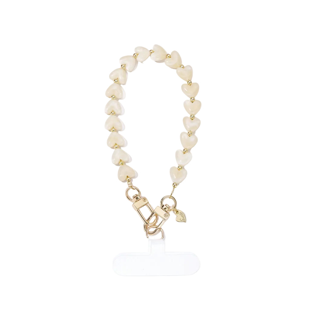 Luxe beige telefoonkoord gemaakt van glanzende parelmoer hartjeskralen en goudkleurige details met een hartjesbedel van Glow Mystic in Style.