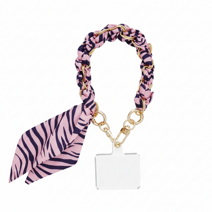 Luxe goudkleurige telefoonketting gevlochten met lichtroze stof met donkere zebraprint en een geknoopt sjaaltje, inclusief universeel inlegvel op een witte achtergrond.