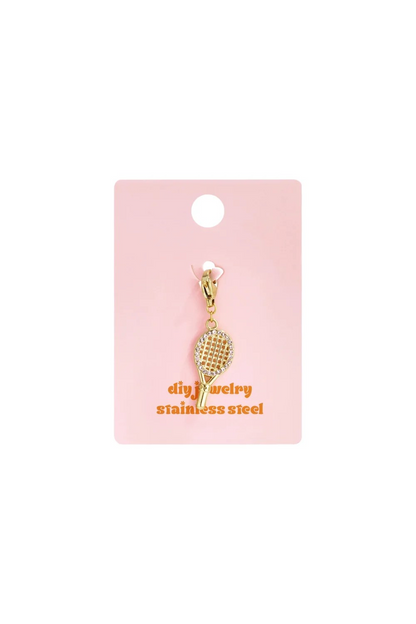 Glow Mystic in Style tennisracket charm met sprankelende strass op roze merkdisplay