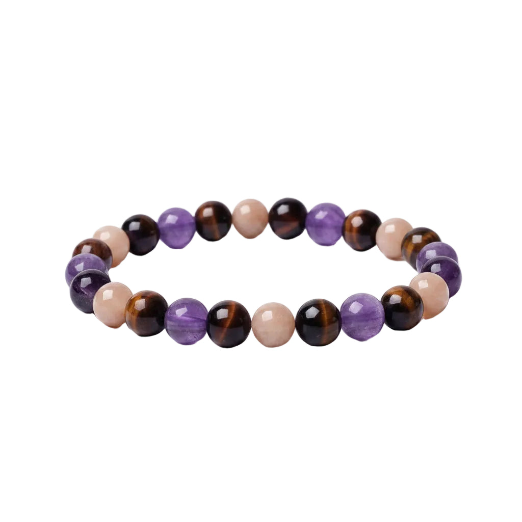 Glow Mystic in Style luxe edelsteen armband met afwisselende kralen van Amethist, Tijgeroog en Zonnesteen, zijaanzicht op witte achtergrond.