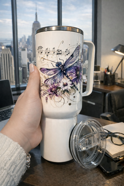 RVS travel mug met handvat en libelle design, dubbelwandig geïsoleerd voor warme en koude dranken, stijlvol en duurzaam.