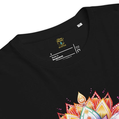 organisch katoenen zwart t-shirt met kleurrijk lotus- en chakra-design spiritueel en duurzaam