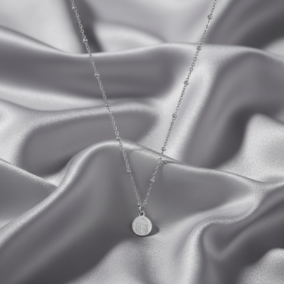 “Detail van gegraveerde bedel van zilveren vriendinnen ketting”