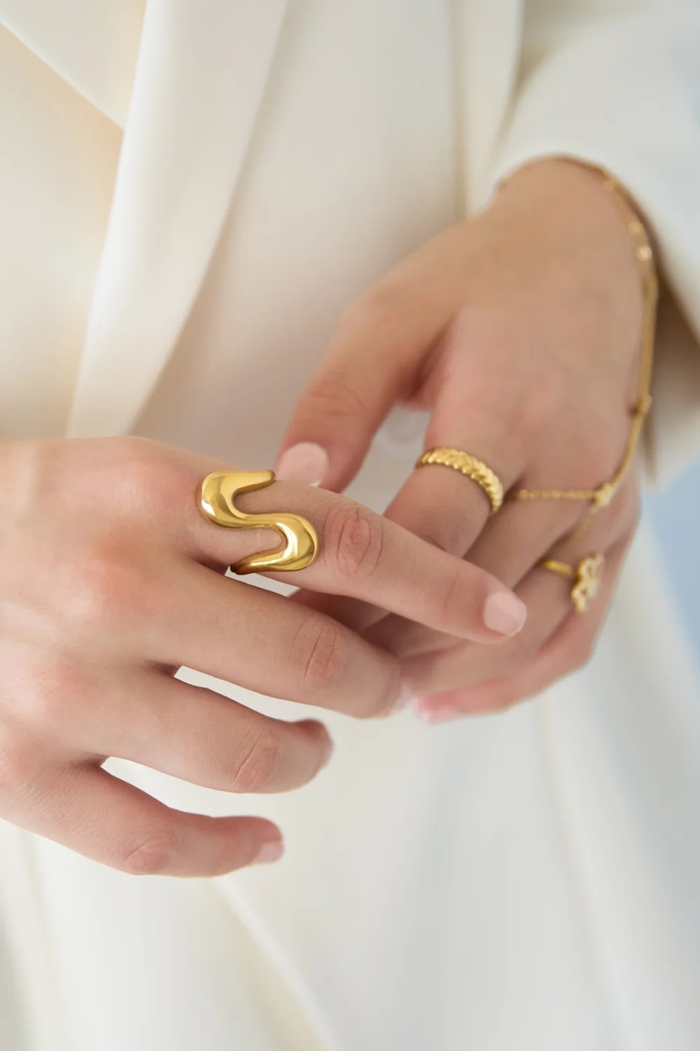 Glow Mystic in Style gouden organische statement wavy ring gedragen door model.