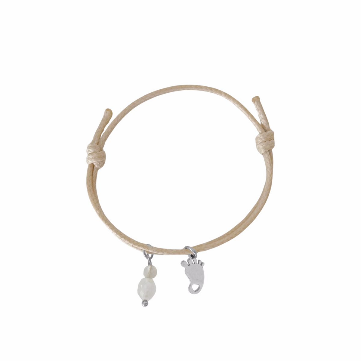 Studiofoto van een beige waxkoord armbandje met een zilverkleurige babyvoetje-bedel en edelstenen, getoond op een witte achtergrond."