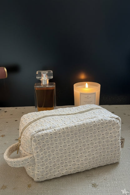 Glow Mystic in Style witte geweven cosmetica tas met merklabel zijaanzicht