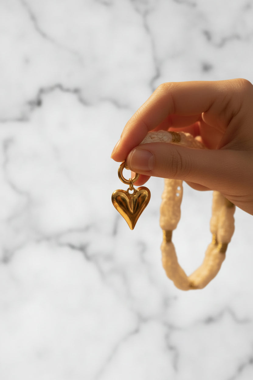 Close-up shot van de RVS hanger aan de witte kanten ketting