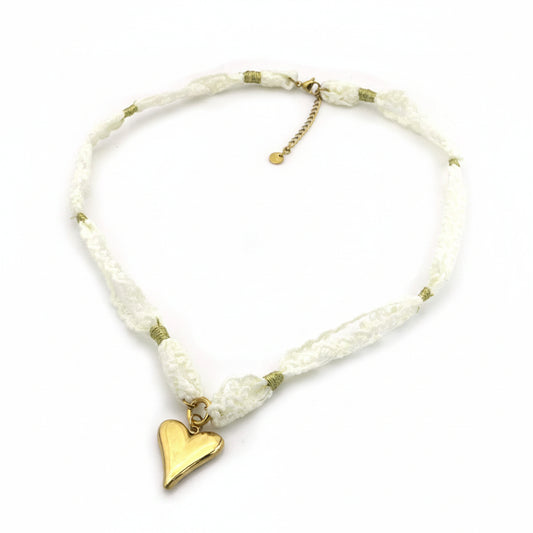 Gedetailleerde studio lay-flat opname van de Glow Mystic kanten choker, die de textuur en de RVS hanger duidelijk laat zien.