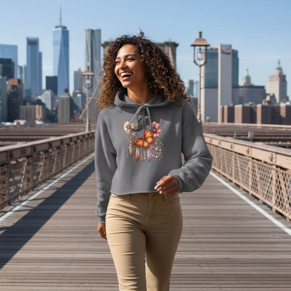 vrouw draagt grijze cropped hoodie met boho vlinder en dromenvanger ontwerp in stedelijke omgeving