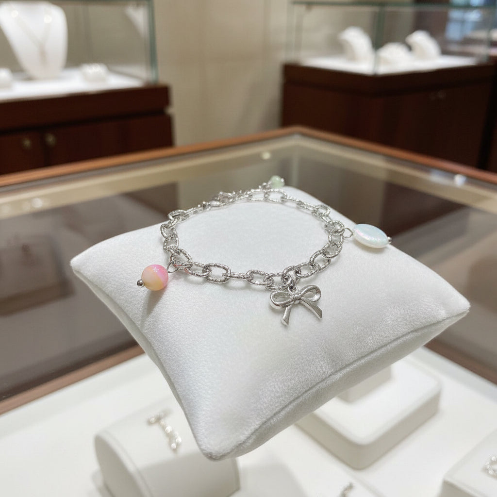 Strikje, schelp en jade armband van stainless steel op sieradenkussen”