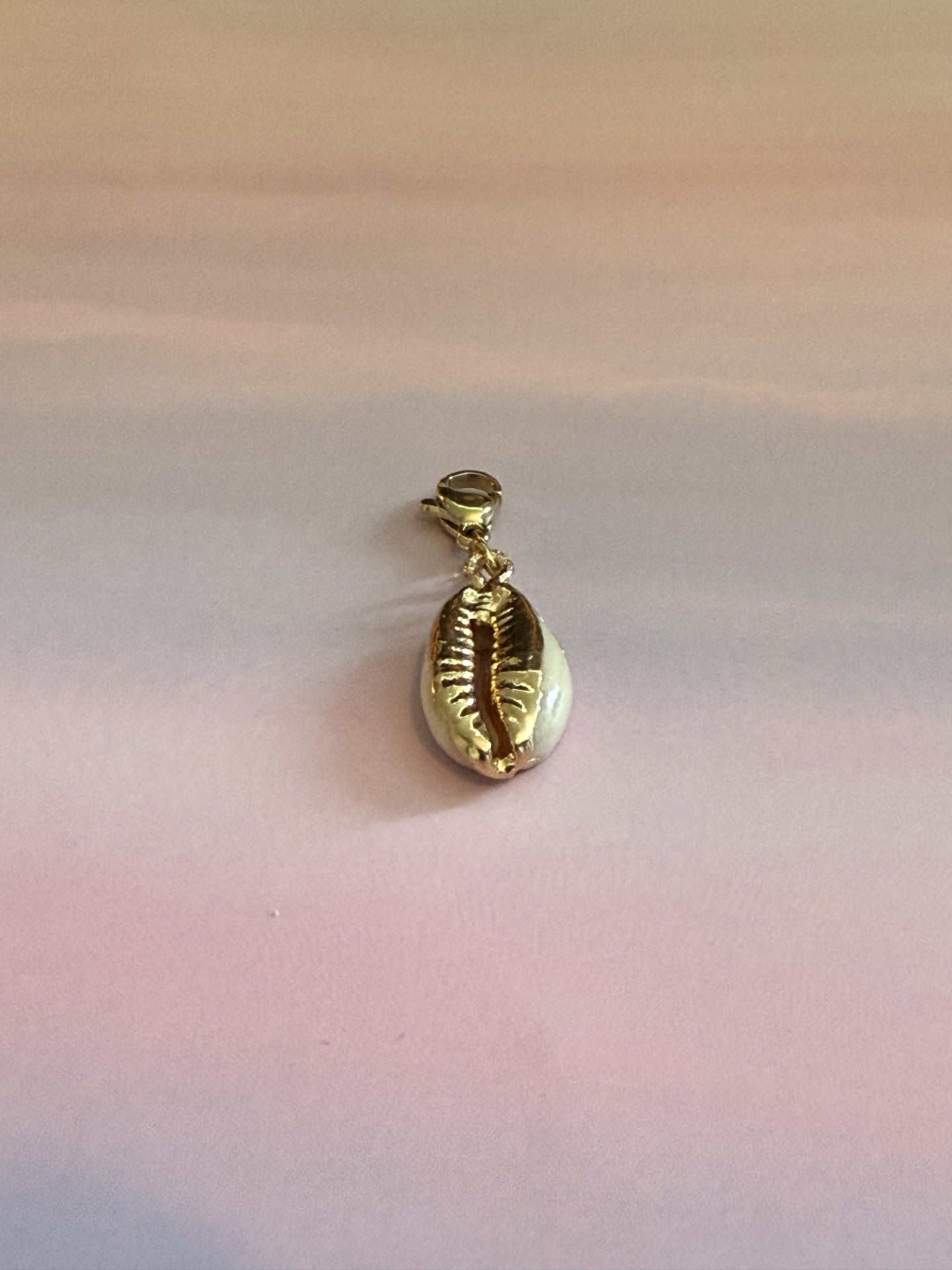 Gouden RVS schelp bedel met witte schelp voor bedelarmband of ketting - Glow Mystic in Style