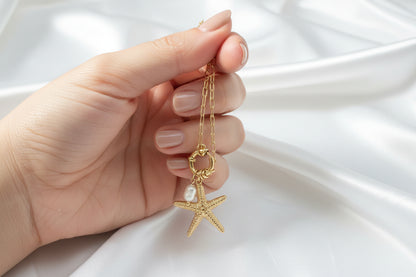 zeesterketting op de hand gedragen met een witte satijnen achtergrond
