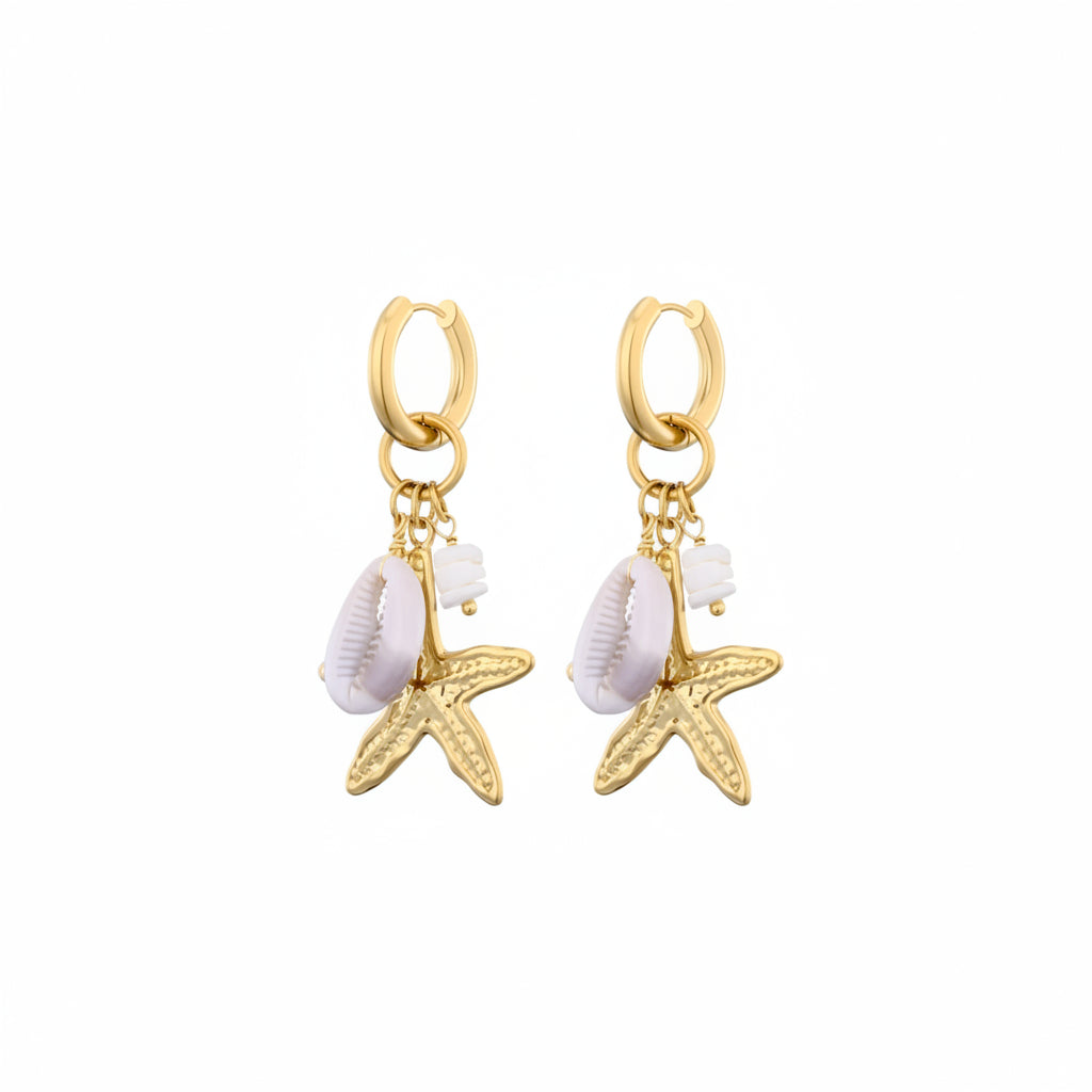 Luxe goudkleurige strandsieraden met zeester en kauri-schelp bedels tegen een witte  achtergrond als mock up.