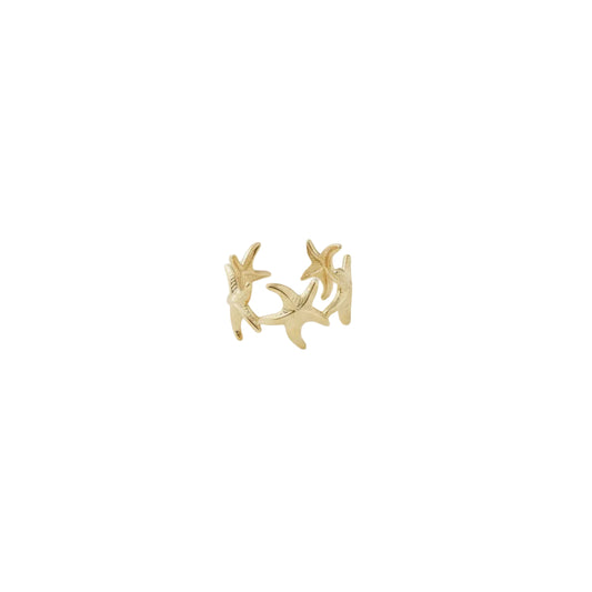 Goudkleurige stainless steel ring met een gedetailleerde zeester plat neergelegd op een elegante witte achtergrond van Glow Mystic in Style.