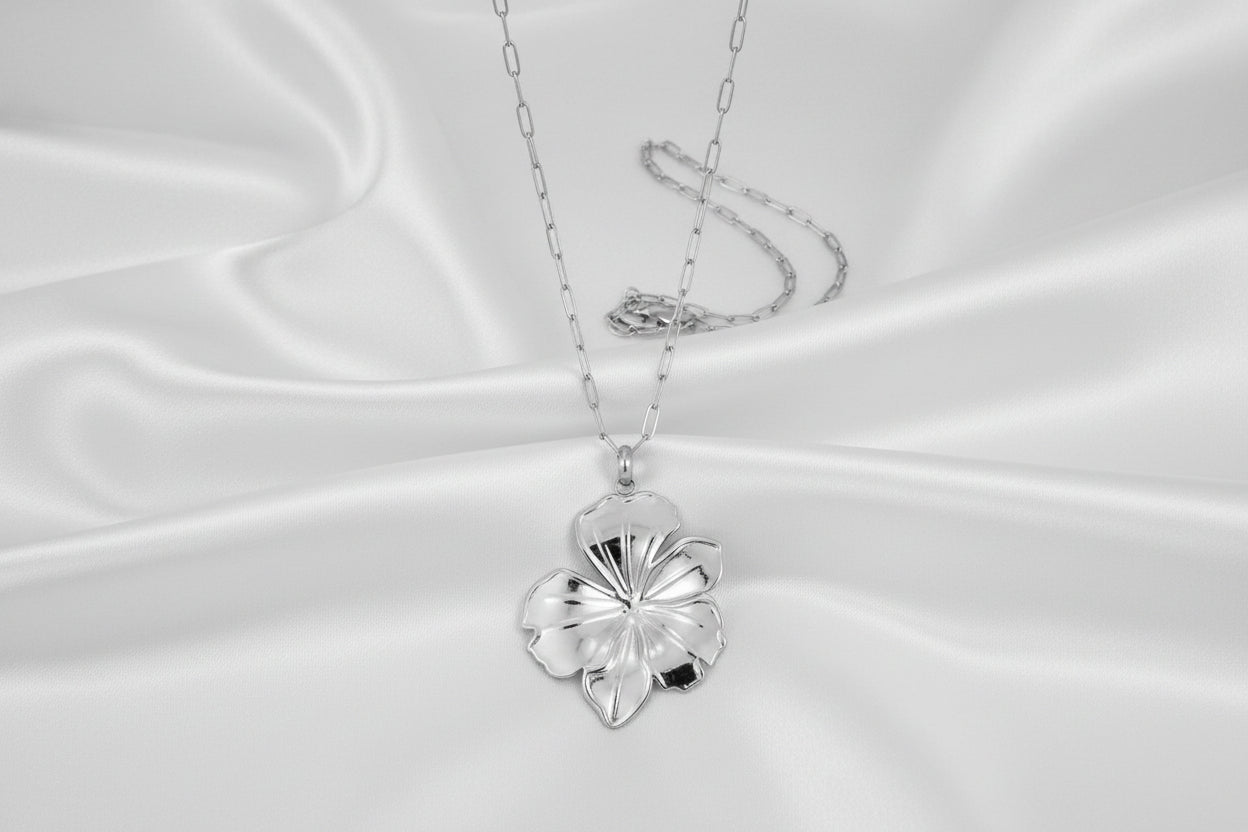 “Minimalistische gouden ketting met bloem detail, perfect dagelijks sieraad of cadeau voor haar”