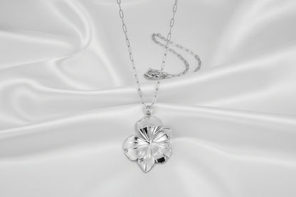 “Minimalistische gouden ketting met bloem detail, perfect dagelijks sieraad of cadeau voor haar”