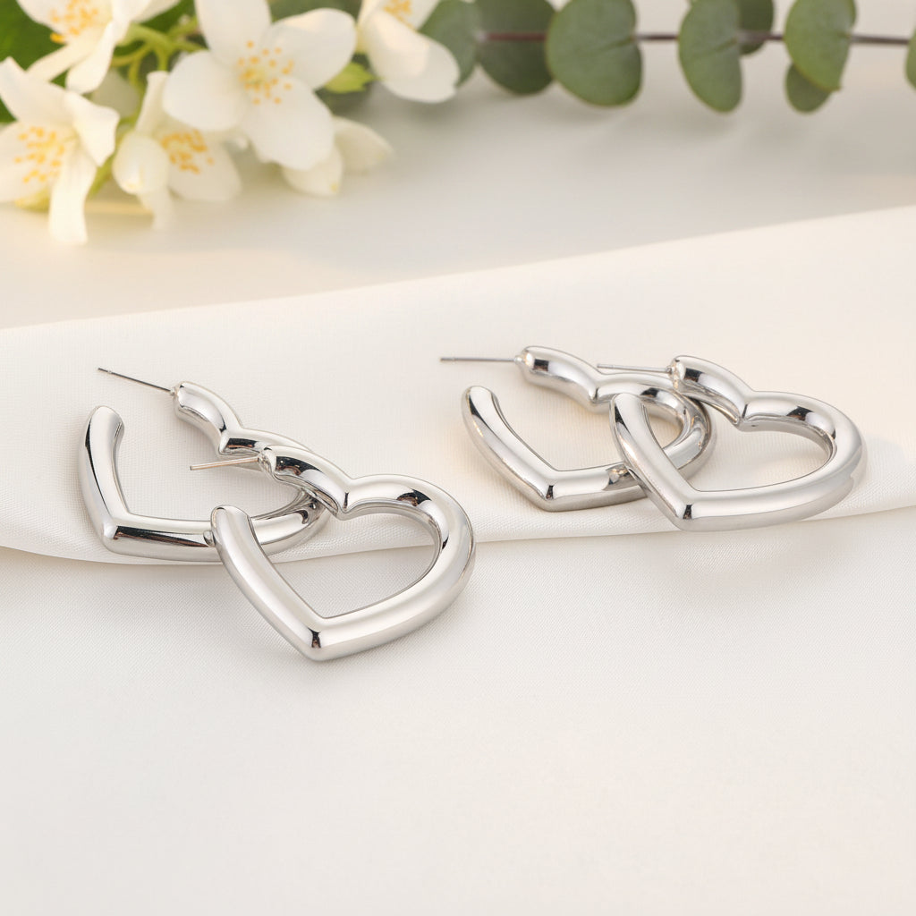 Glow Mystic in Style zilveren en gouden stainless steel hartjes oorbellen naast elkaar