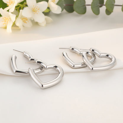 Glow Mystic in Style zilveren en gouden stainless steel hartjes oorbellen naast elkaar