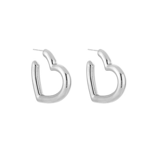 Glow Mystic in Style zilverkleurige hart vormige love hoops op witte achtergrond