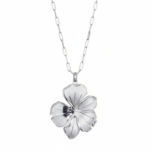 Zilverkleurige lange stainless steel ketting van Glow Mystic in Style met een grote abstracte bloemenhanger tegen een witte achtergrond.