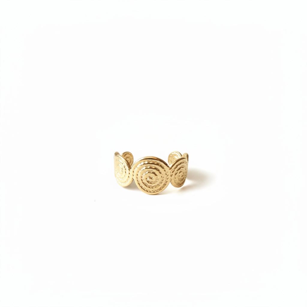 Gouden verstelbare ring Soleil met zonnig spiraalpatroon op een witte achtergrond van Glow Mystic in Style