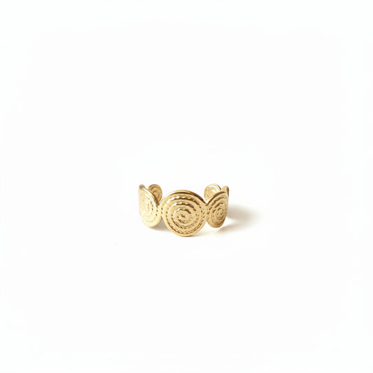 Gouden verstelbare ring Soleil met zonnig spiraalpatroon op een witte achtergrond van Glow Mystic in Style
